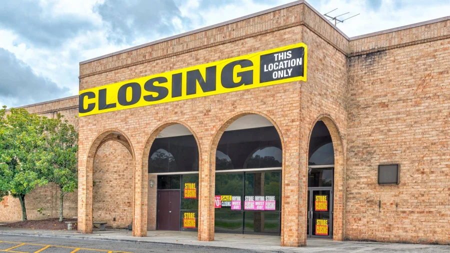 Retailer Closes 80 Stores, Warns of Chapter 11 Bankruptcy