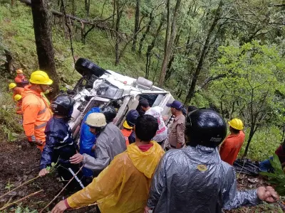 मुक्तेश्वर हादसा फरीदाबाद पर्यटक ट्रैवलर खाई में गिरा, 2 मौत