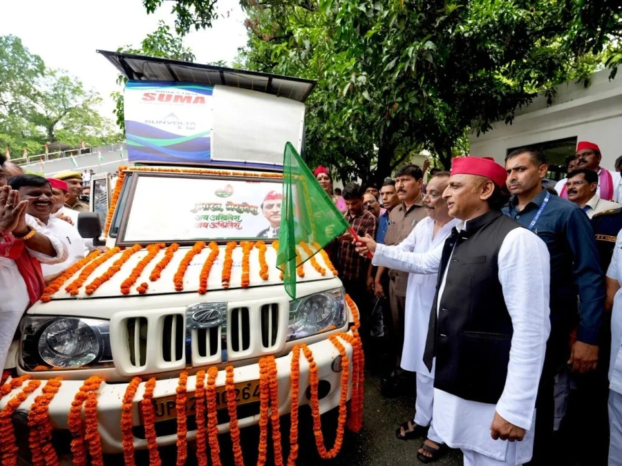 कन्नौज के किसानों की मक्का कला से मिले अखिलेश यादव