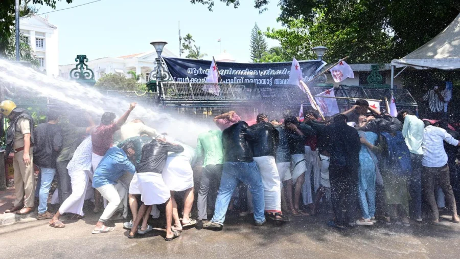 SFI Kerala Secretariat March Turns Tense