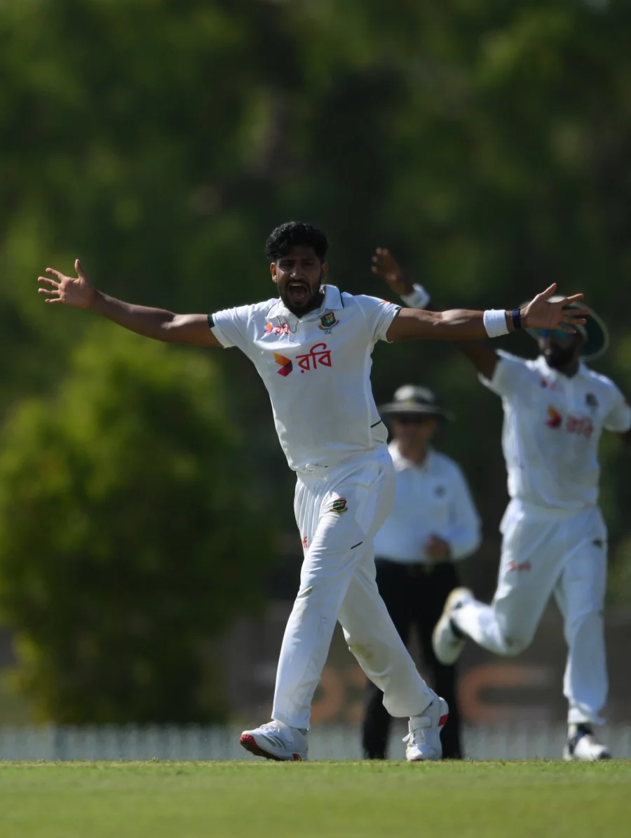 Kent Collapse Warning As Zak Crawley Holds Firm