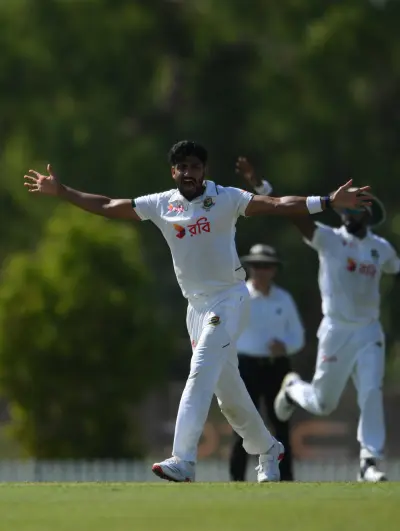 Kent Collapse Warning As Zak Crawley Holds Firm