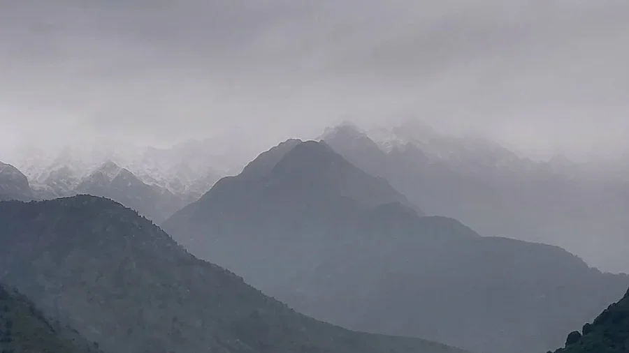 Gulmarg Snowfall Arrives as Winter Warning Issued